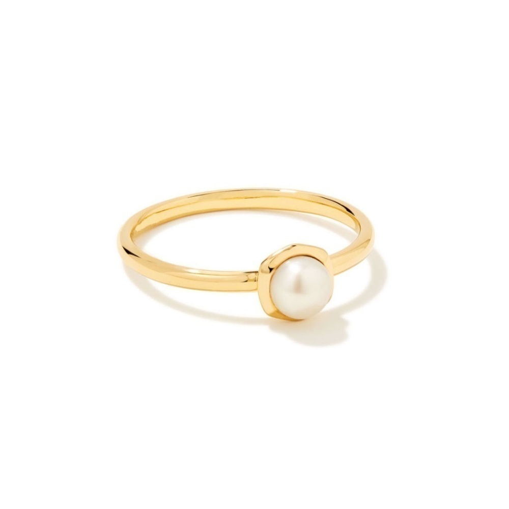 Radiant Gold Pearl Ring with Intricate Detailing